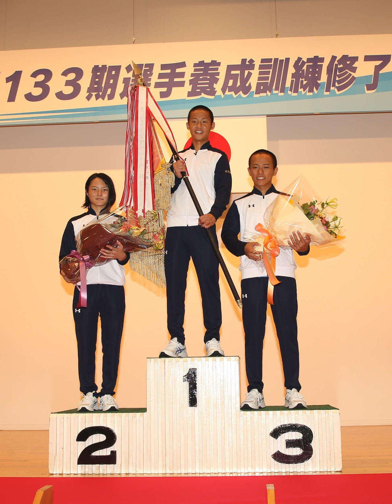 小林京平（中央）が133期チャンプに輝いた。2着は長尾萌加（左）、3着は香川陽太（撮影・渕上知）