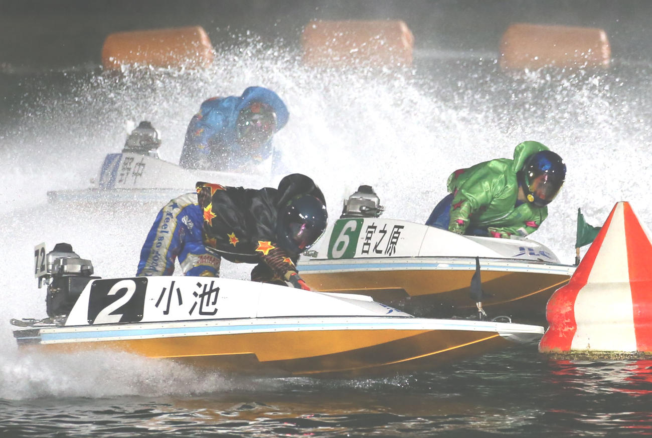 準優9R・1周2Mを先頭でターンする小池修平（撮影・冨田成美）