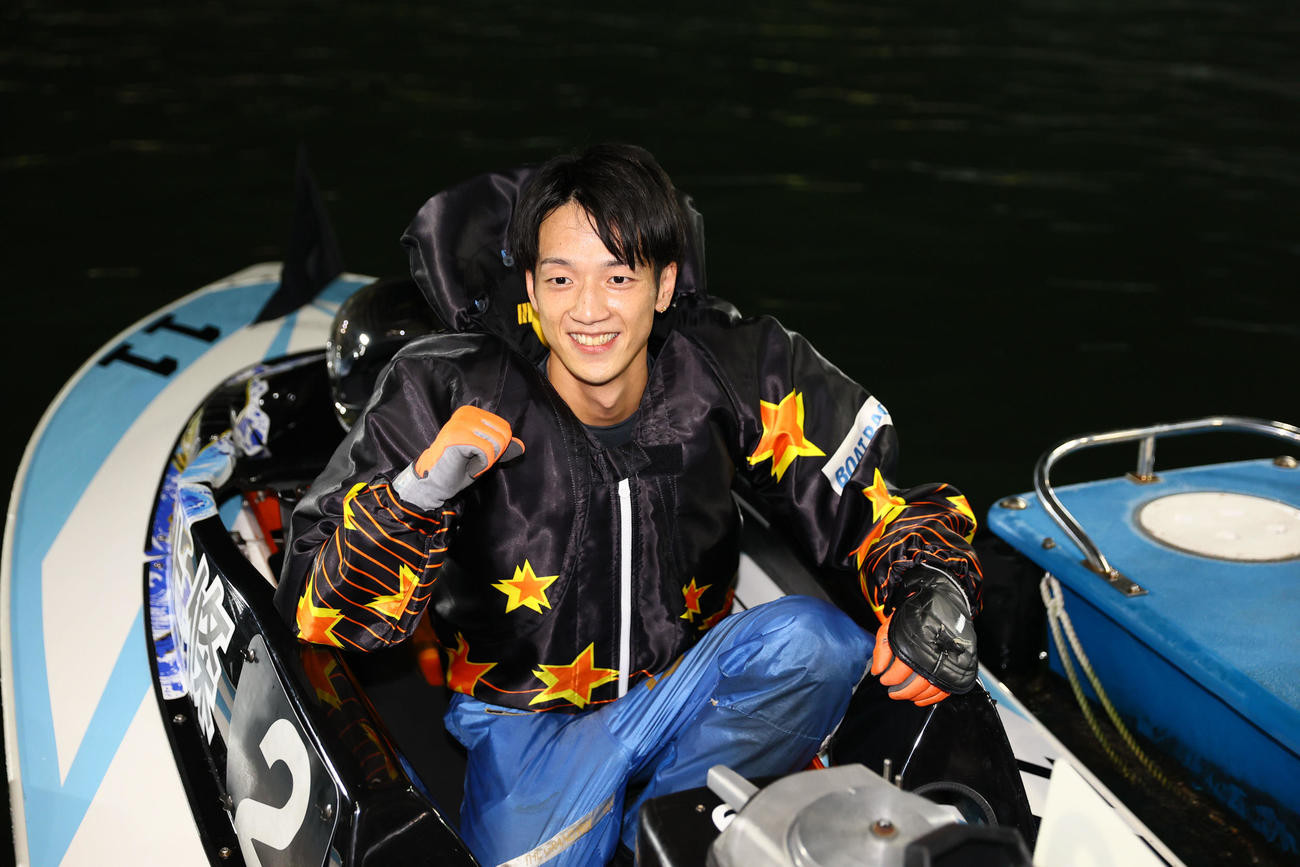 優勝戦を制しガッツポーズする上條暢嵩（撮影・冨田成美）