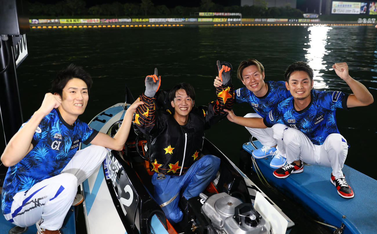 優勝戦を制しガッツポーズする上條暢嵩（左から2人目）（撮影・冨田成美）