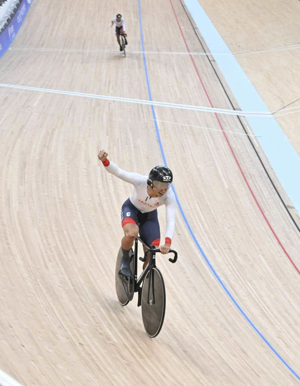 男子チームスプリントのレースを終え、ガッツポーズする日本の小原（日本自転車競技連盟提供、共同）