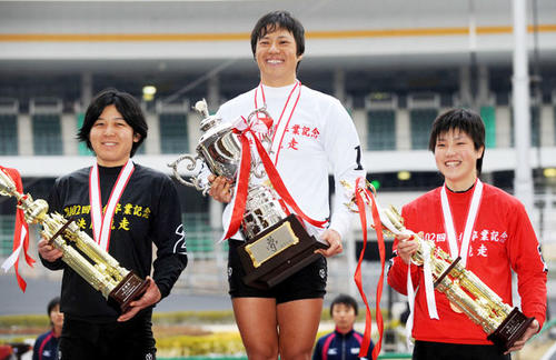 卒業記念レース決勝の表彰台に立つ、優勝・加瀬加奈子（中央）、2着・中村由香里（左）、3着・小林莉子