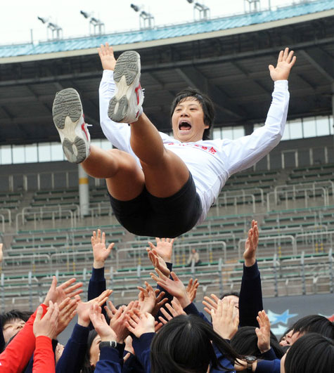 ガールズ卒業記念レースの初代女王に輝き、胴上げされる加瀬加奈子