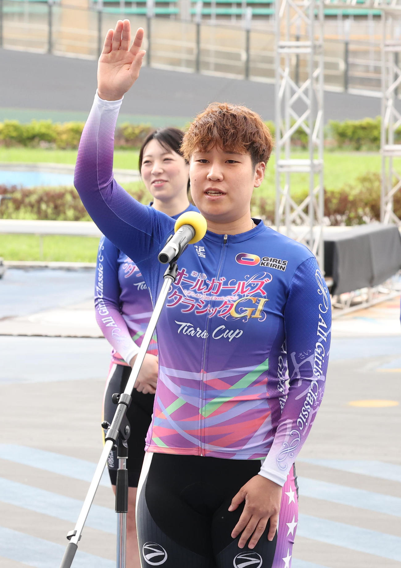 オールガールズクラシックの開会式で選手宣誓を行う柳原真緒（撮影・野上伸悟）