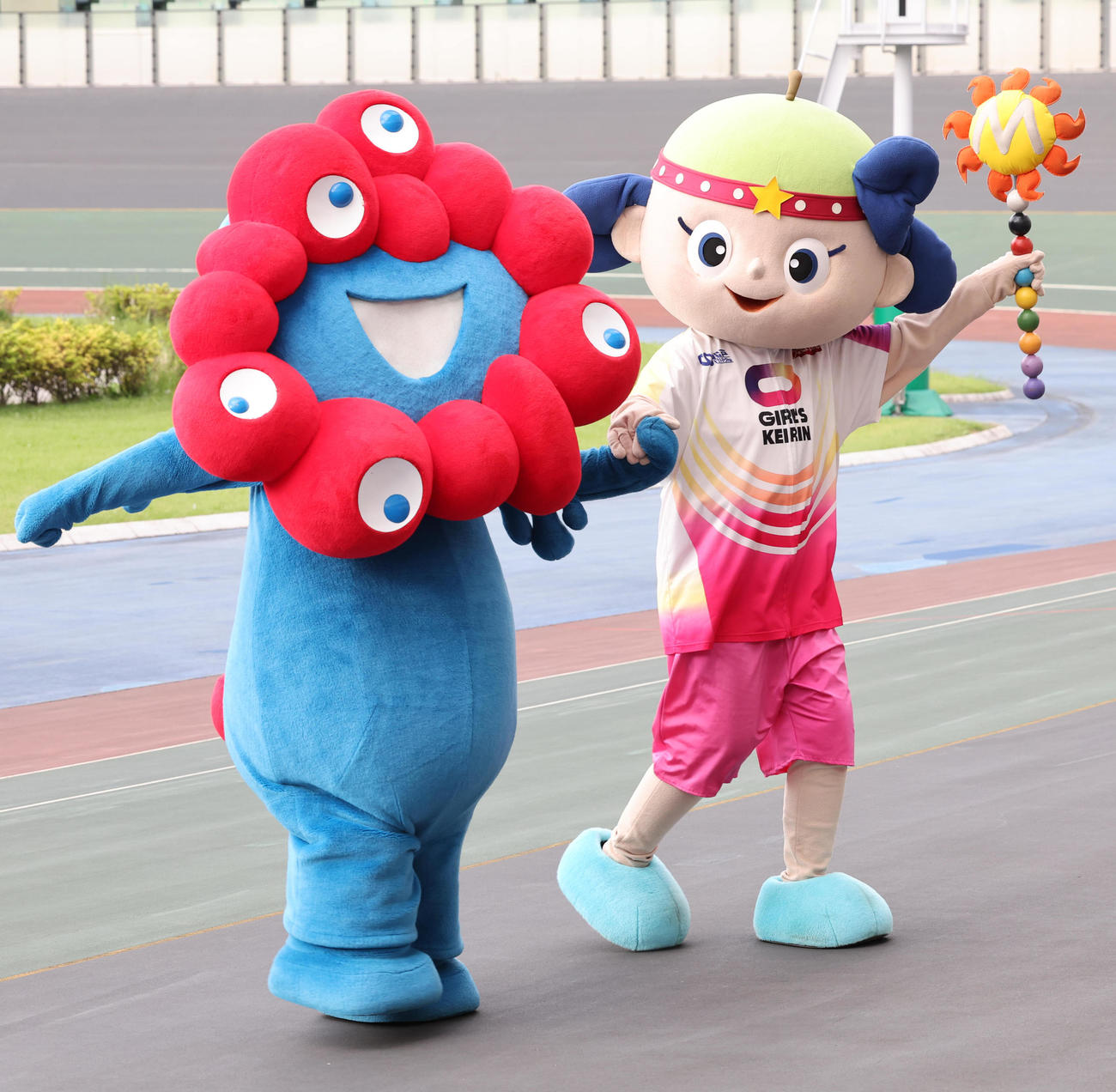 オールガールズクラシックの開会式に登場した大阪・関西万博マスコットのミャクミャクと松戸競輪マスコットのマッピー（撮影・野上伸悟）