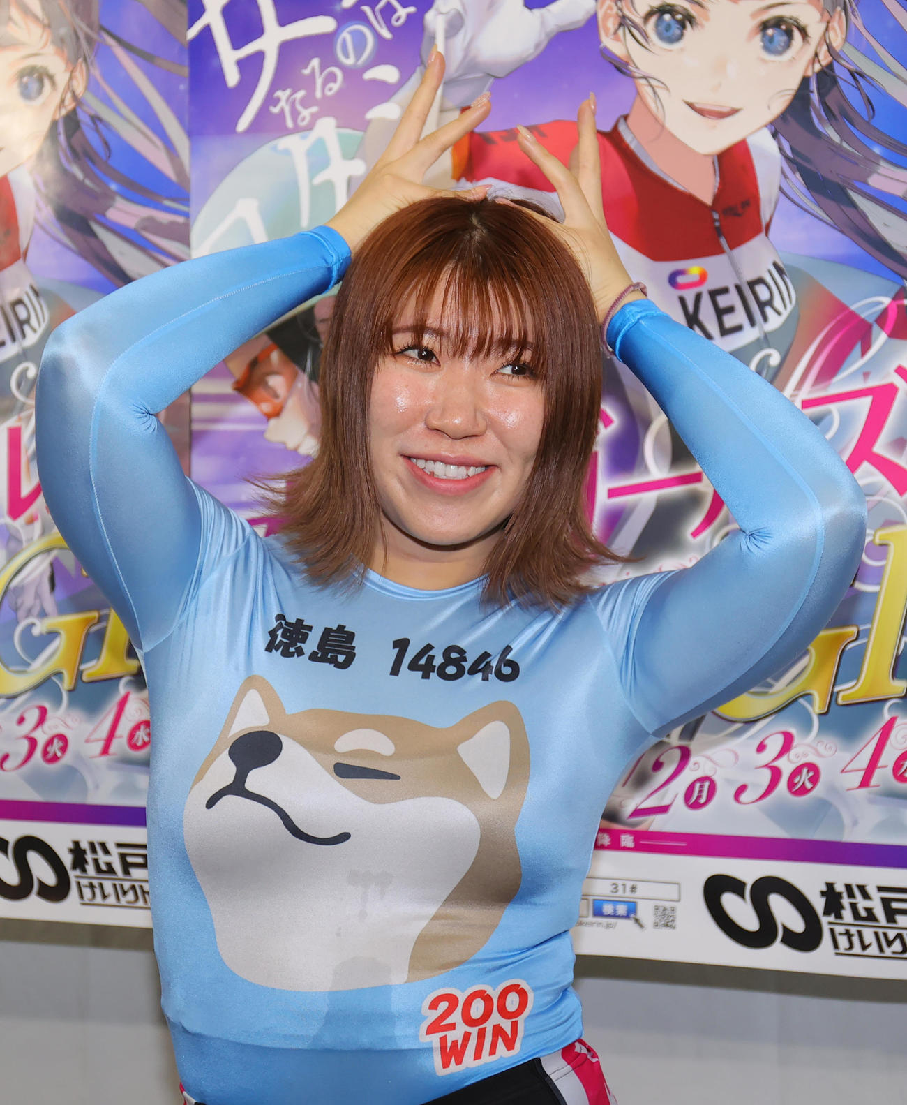 12Rティアラカップを制した山原さくらは、ティアラの贈呈がなかったため、自分でティアラポーズ（撮影・野上伸悟）
