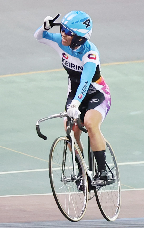 準決11Rを制してVサインの佐藤水菜（撮影・野上伸悟）