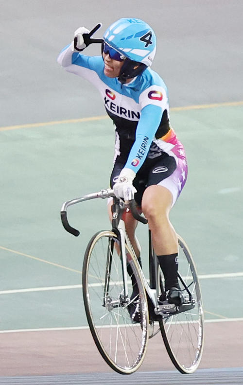 準決11Rを制してVサインの佐藤水菜（撮影・野上伸悟）