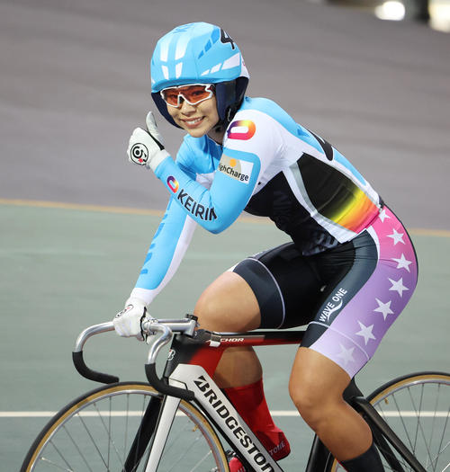 準決10Rを勝利してガッツポーズする太田りゆ（撮影・野上伸悟）