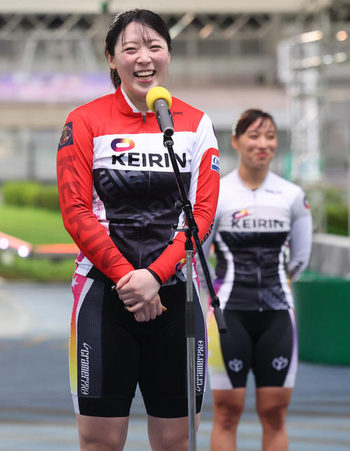 準決12Rで1着同着の児玉碧衣と久米詩（後方）（撮影・野上伸悟）