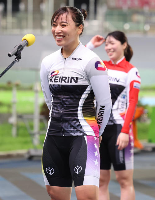 準決12Rで1着同着の久米詩と児玉碧衣（後方）（撮影・野上伸悟）