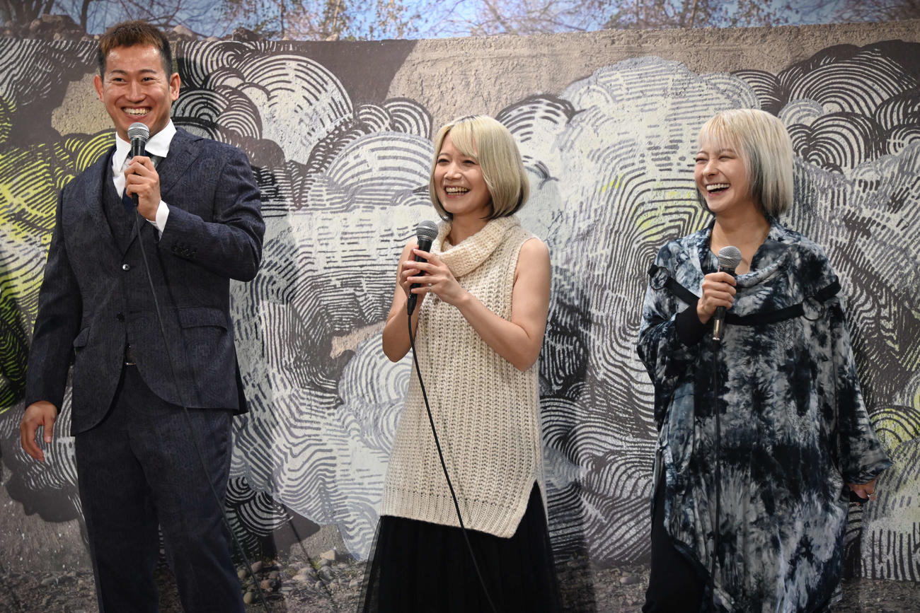 トークショーを行った脇本雄太（左）と二階堂瑠美（中央）、亜樹姉妹