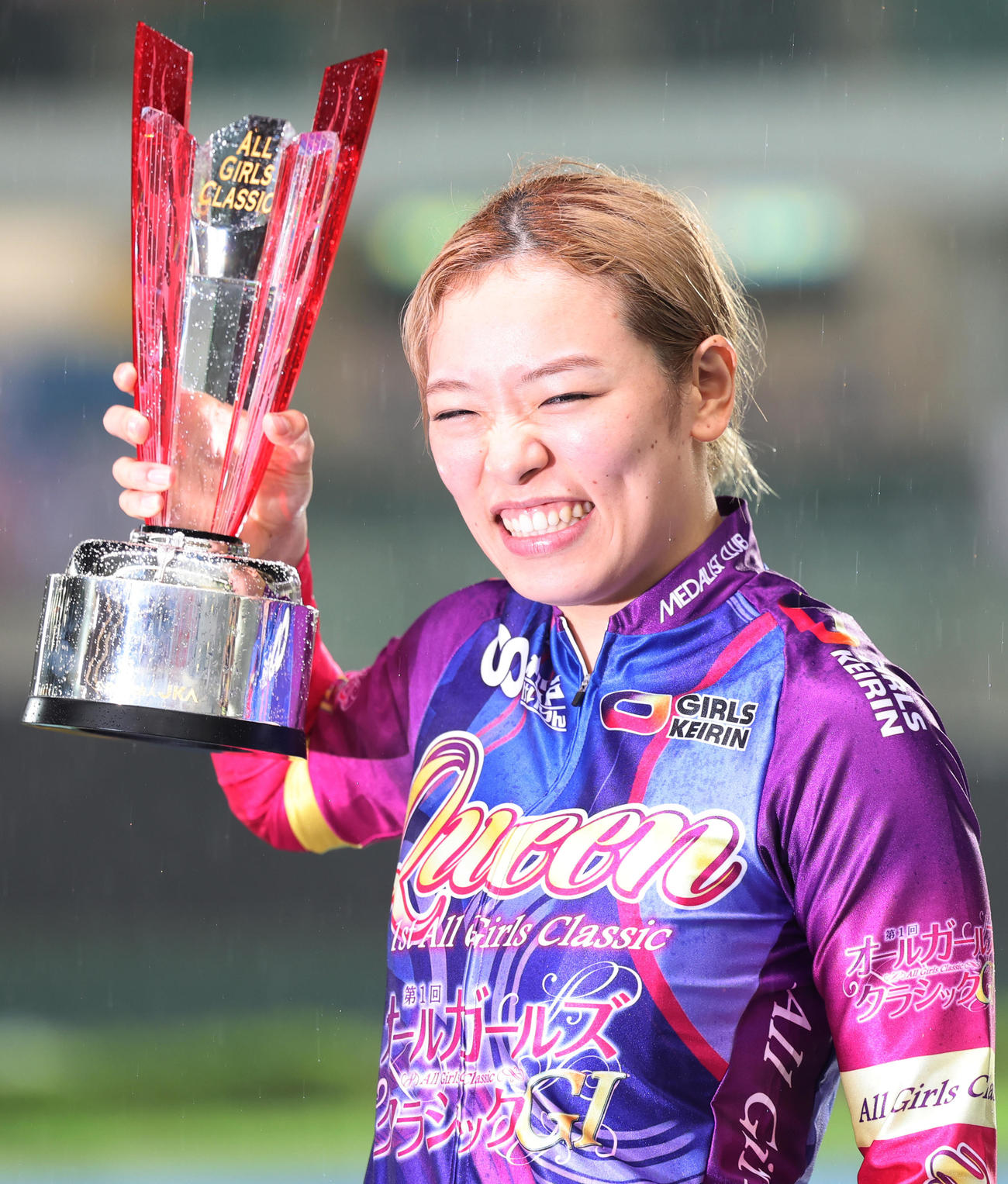 オールガールズクラシックを制し、トロフィーを手に笑顔の佐藤水菜（撮影・野上伸悟）