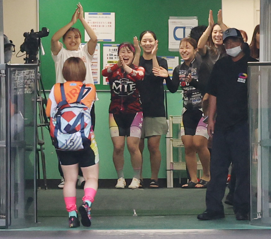 2023年10月4日、F2トーナメントAでデビュー初Vを達成した地元の刈込奈那（左）は、敢闘門で仲間に祝福される（撮影・野上伸悟）