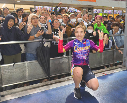 2023年10月4日、オールガールズクラシックを制した佐藤水菜はファンと記念撮影（撮影・野上伸悟）
