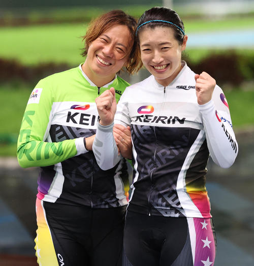2023年10月4日、F2トーナメントCで地元Vを達成した石井貴子（右）は、直後のクラシック7Rで勝利した加瀬加奈子と喜ぶ（撮影・野上伸悟）