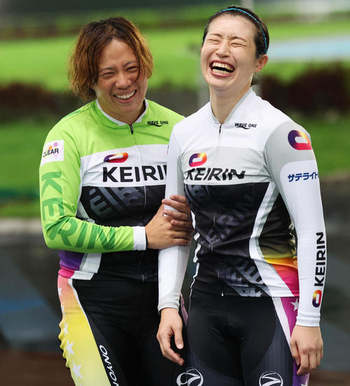 2023年10月4日、F2トーナメントCで地元Vを達成した石井貴子（右）は、直後のクラシック7Rで勝利した加瀬加奈子と喜ぶ（撮影・野上伸悟）