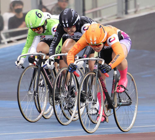 2023年10月4日、F2トーナメントA決勝を逃げ切り、デビュー初Vを達成した地元の刈込奈那（右）（撮影・野上伸悟）