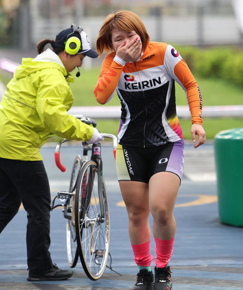 2023年10月4日、F2トーナメントAでデビュー初Vを達成し、泣きじゃくる地元の刈込奈那（撮影・野上伸悟）