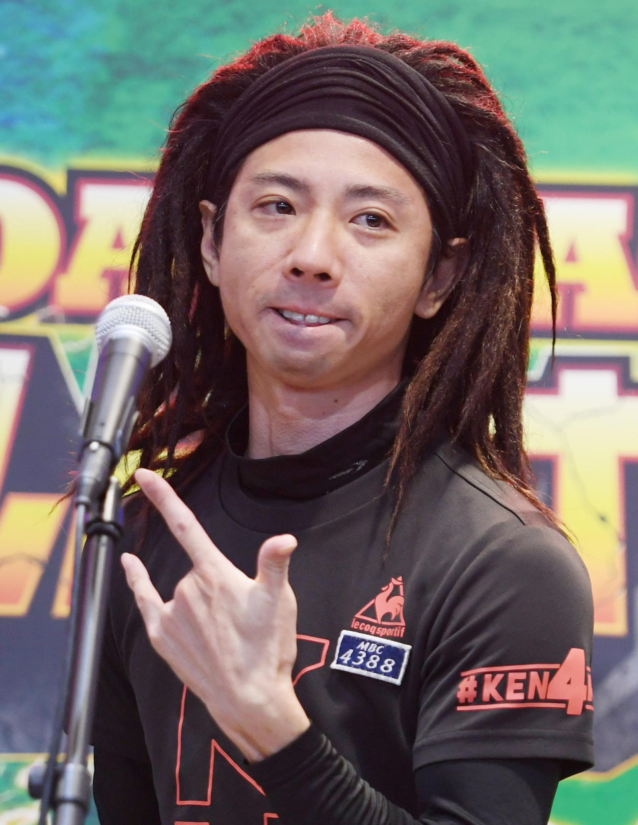 オープニングセレモニーでポーズを決める是沢孝宏（撮影・柴田隆二）