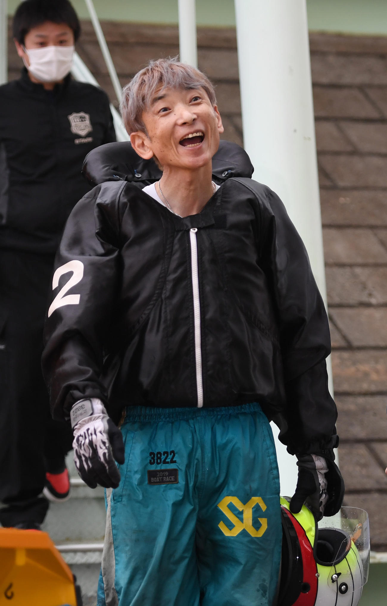 セミファイナル12Rで1着の平尾崇典は笑顔を見せる（撮影・柴田隆二）