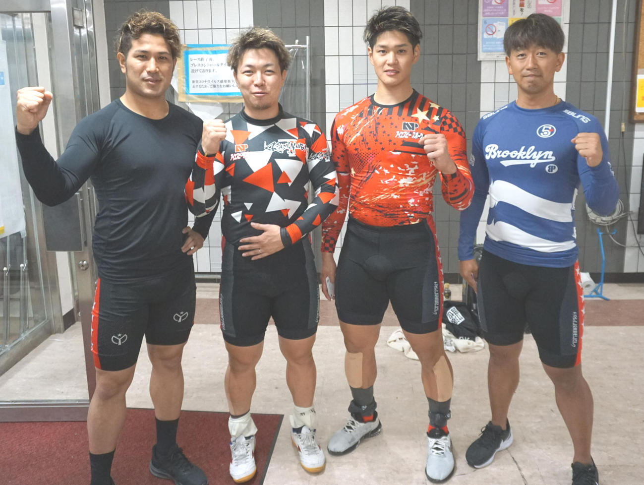 熊本勢は松岡辰泰（左から2番目）を先頭に嘉永泰斗（同3番目）中本匠栄（右）塚本大樹（左）の並びで結束
