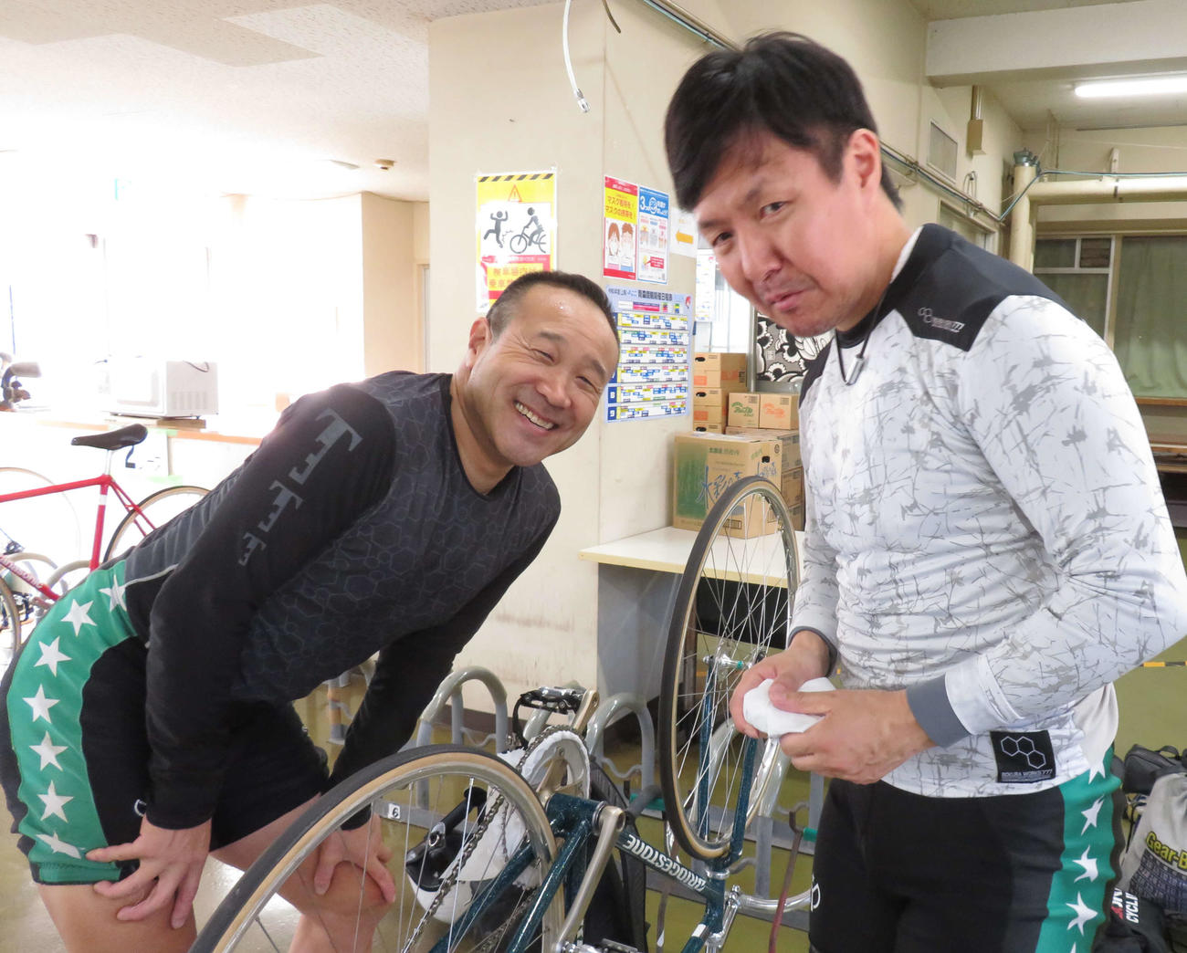 2車単最低人気の大穴をたたき出した伊藤一貴（右）と高木隆弘の合わせて105歳コンビ（撮影・栗田文人）