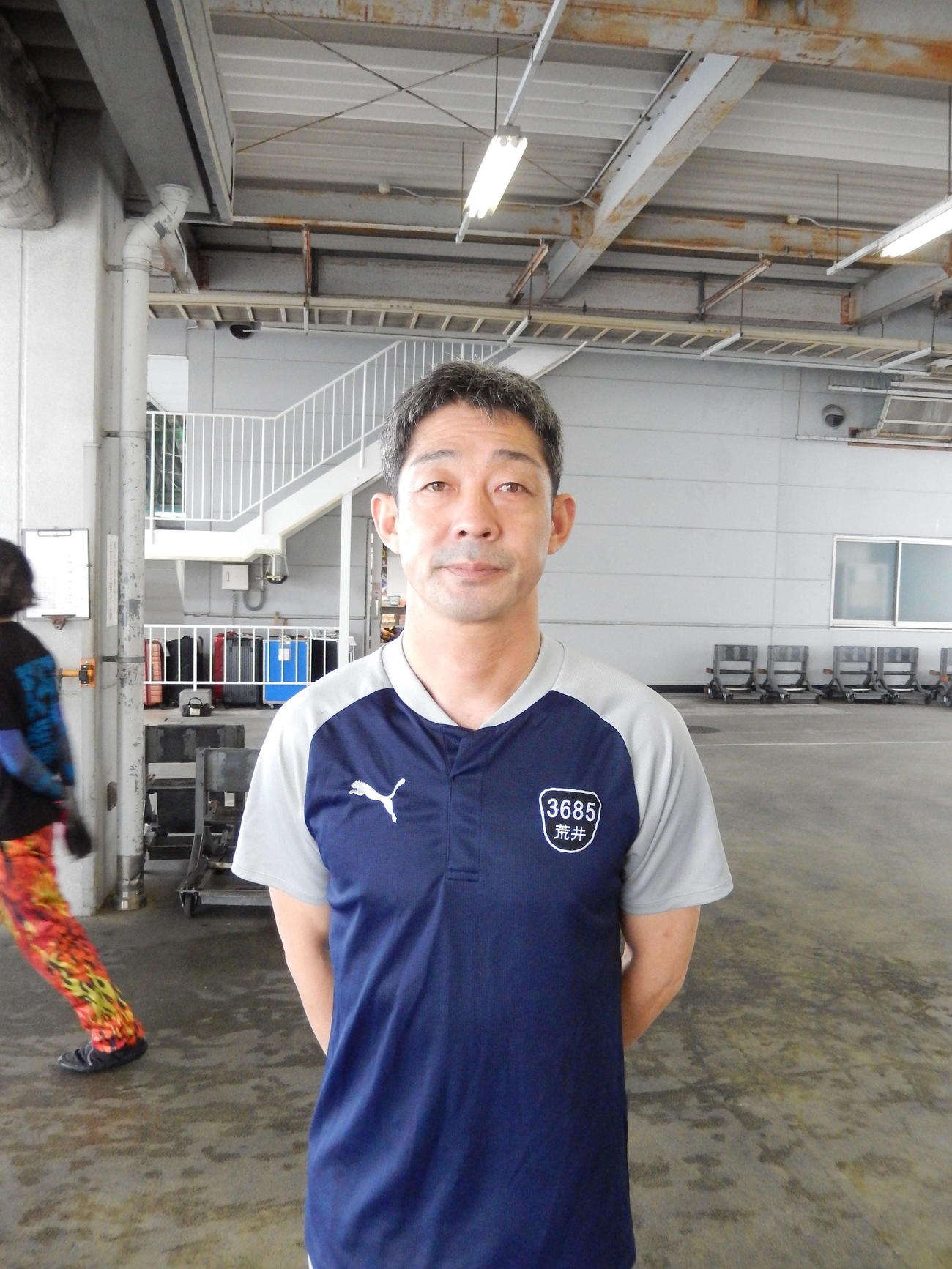 プライベートでギターを演奏する荒井輝年が、短期決戦で好リズムを刻む