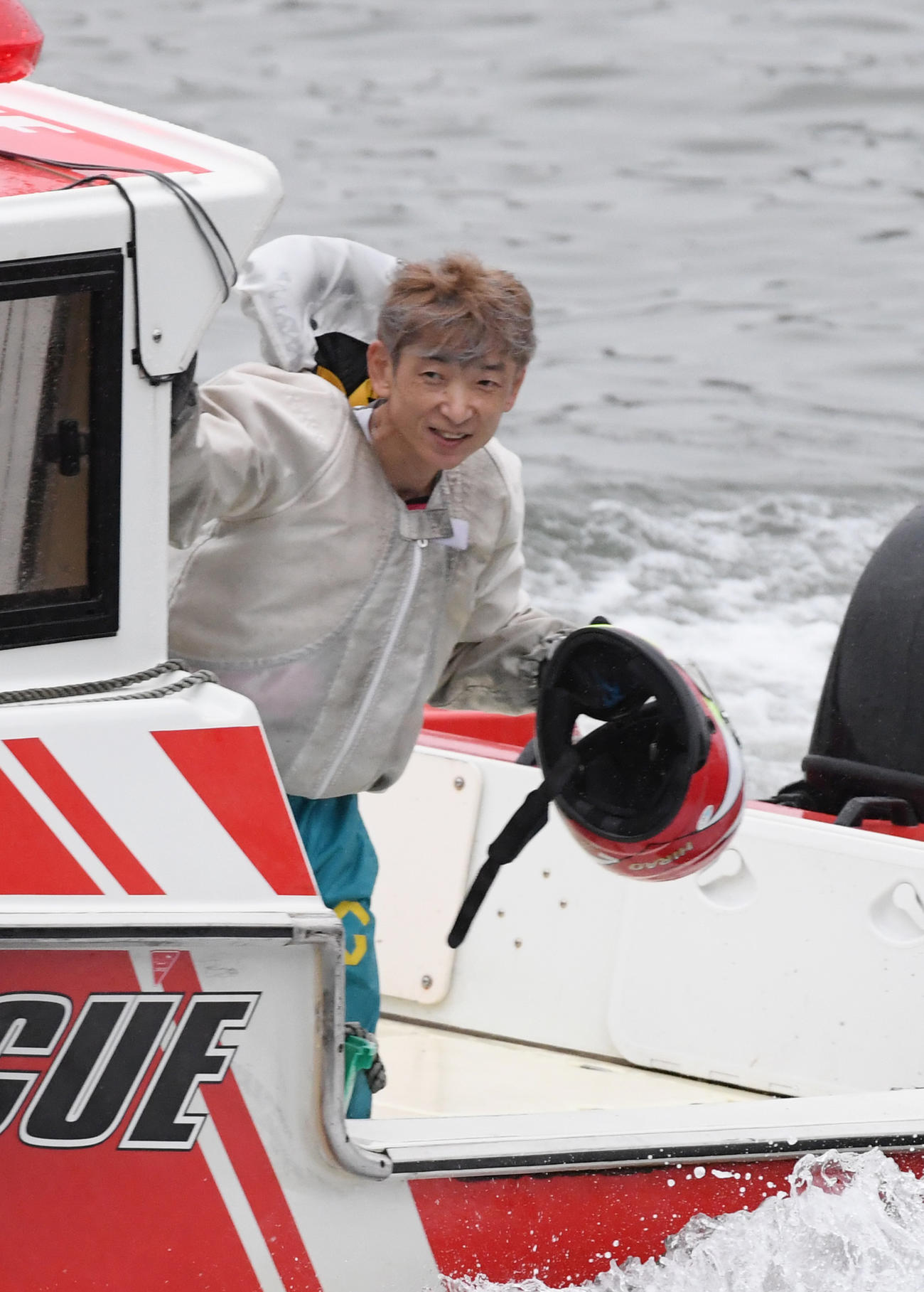 ウイニングランする平尾崇典（撮影・柴田隆二）
