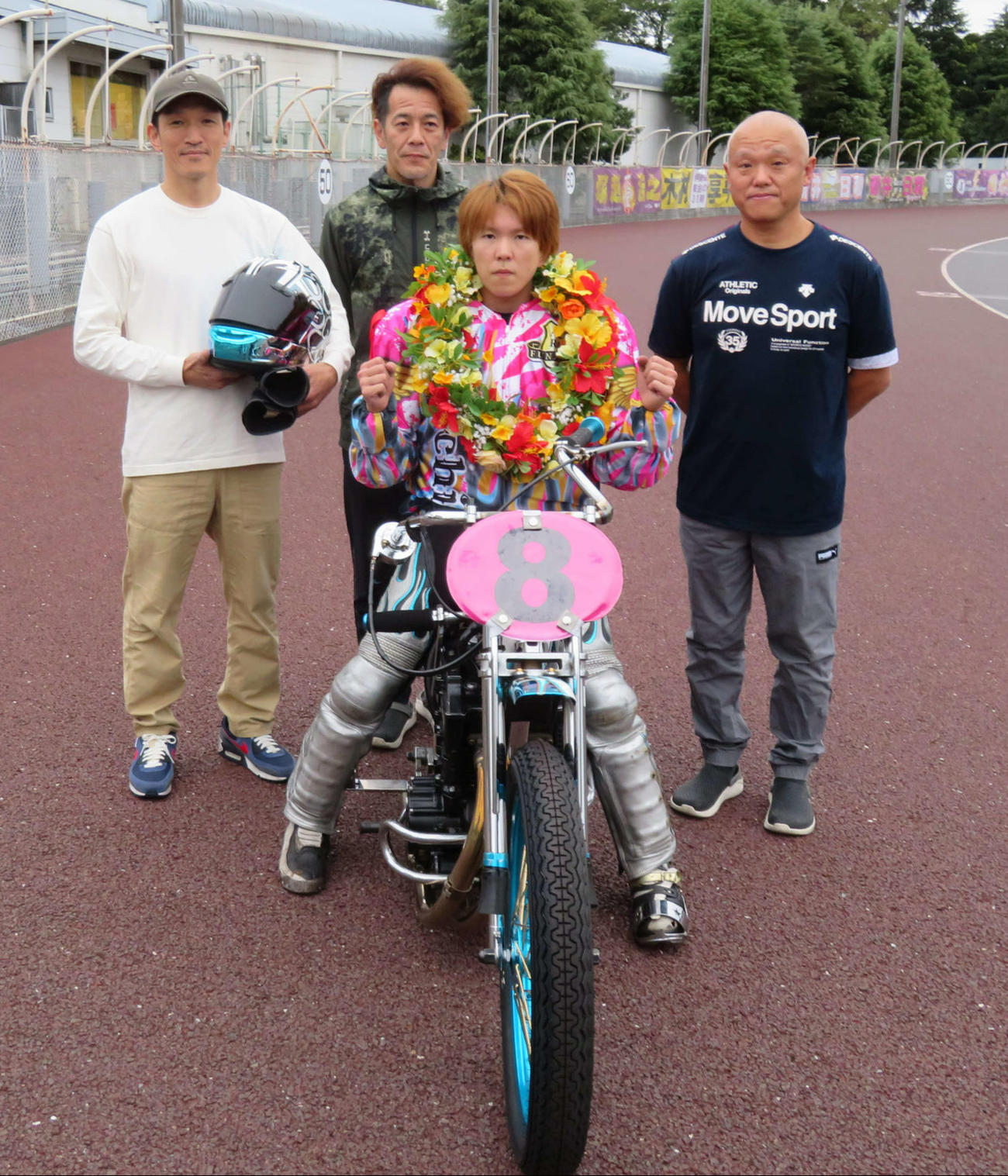 復帰初戦で地元新設G2を制した鈴木圭一郎（中央）