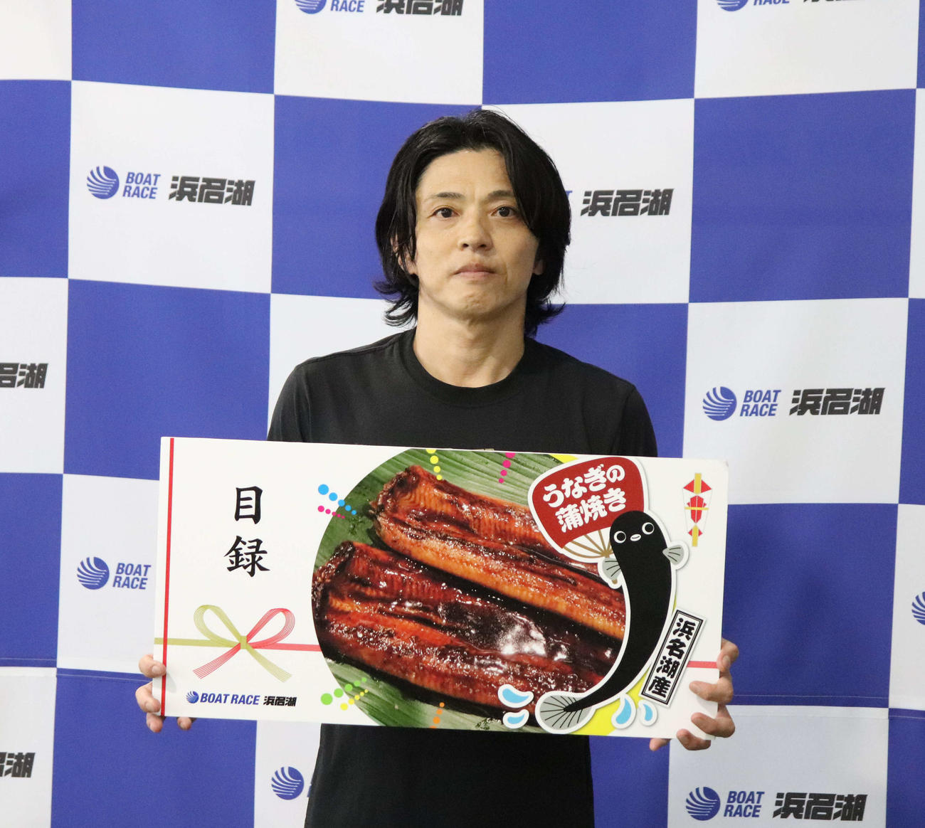 沢大介がデビュー通算1000勝を達成。施行者から記念品の目録が贈られた