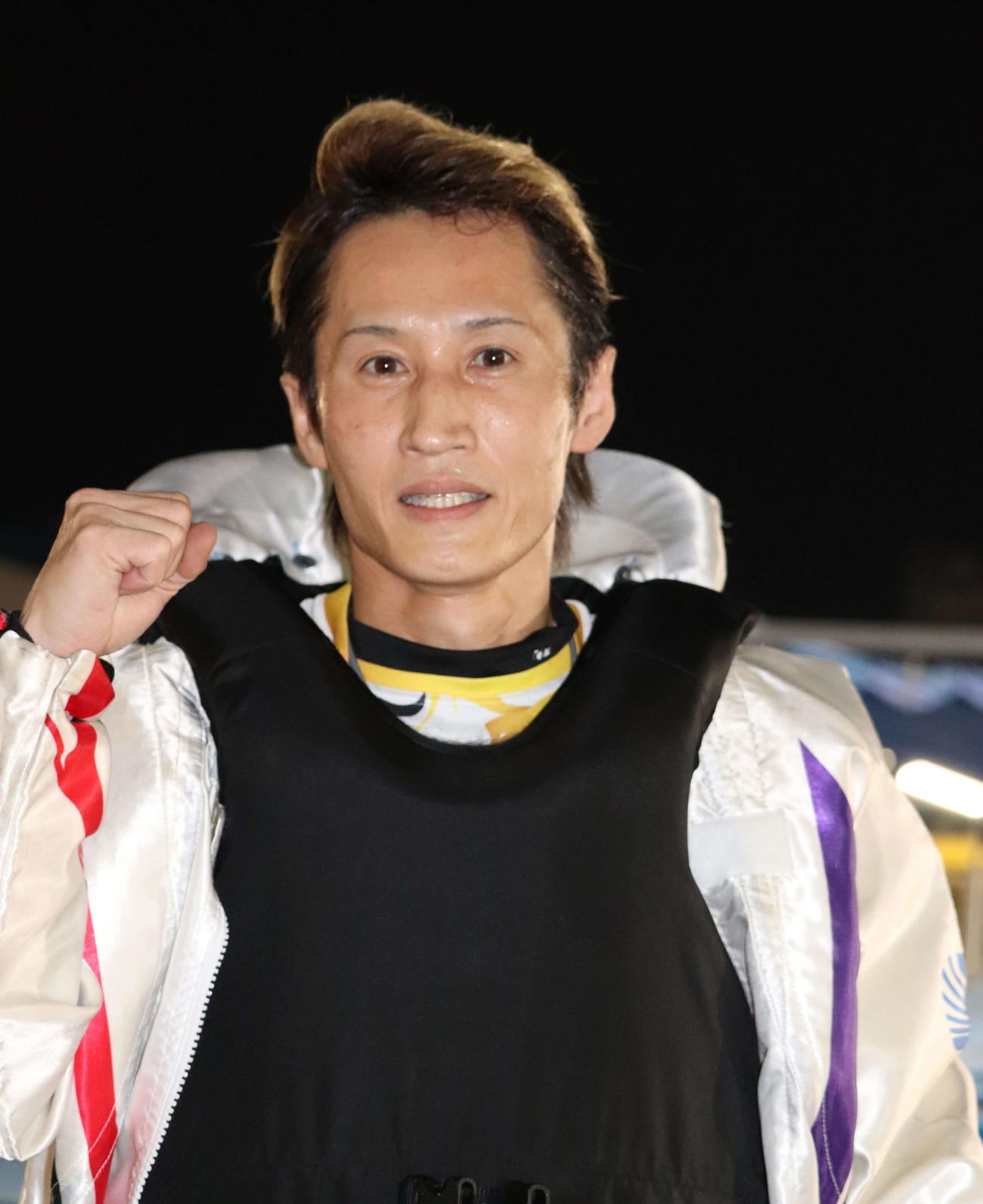 日刊スポーツカップを制しガッツポーズの白井英治