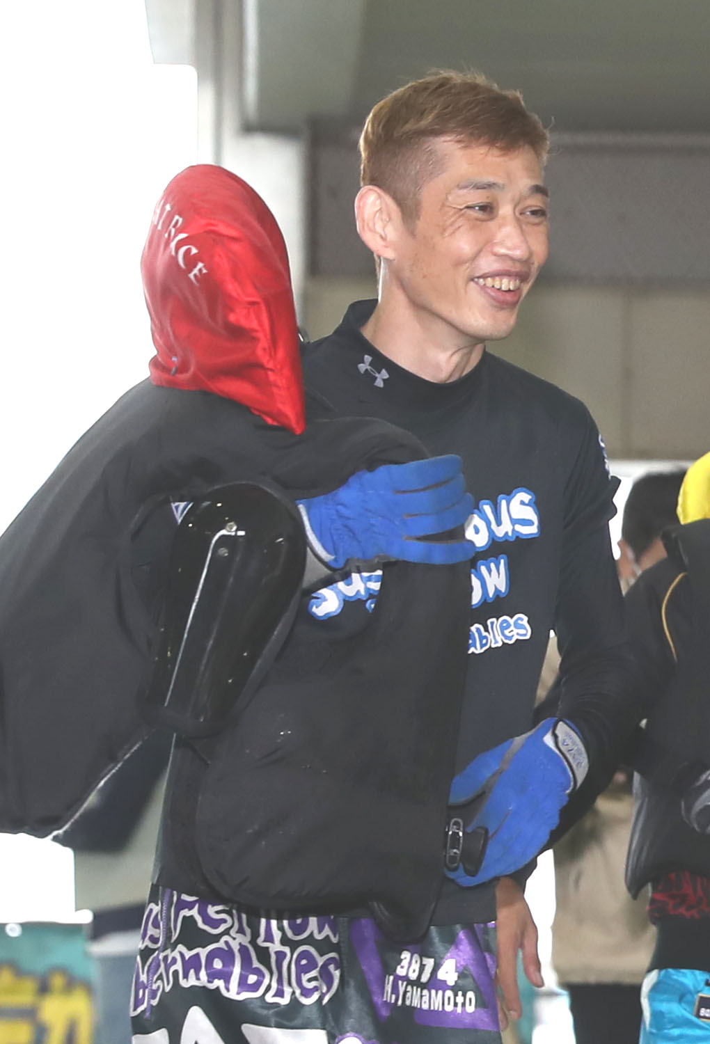 エース機を手にした山本寛久（撮影・冨田成美）