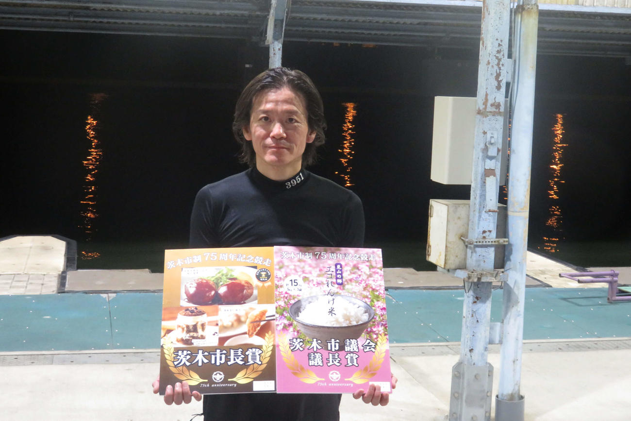 石川吉鎬が地元初V。茨木市長賞、茨木市議会議長賞を手に記念撮影