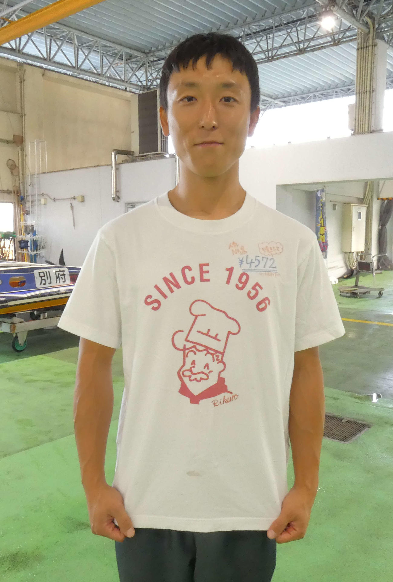 渡部悟が着るシャツは、関西では有名なチーズケーキのロゴ（撮影・前原一樹）