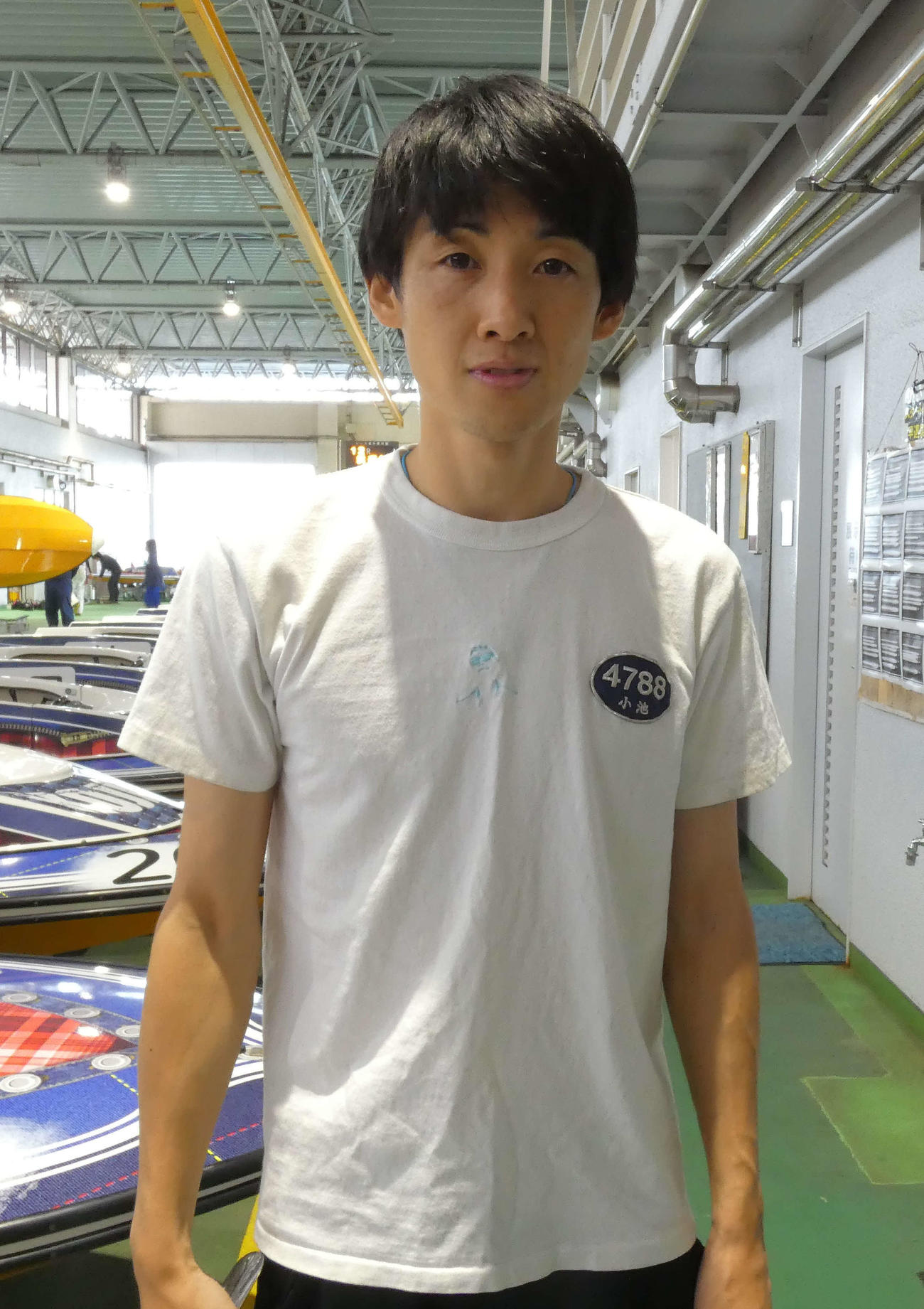 小池哲也はスリット足がきらりと光る（撮影・前原一樹）