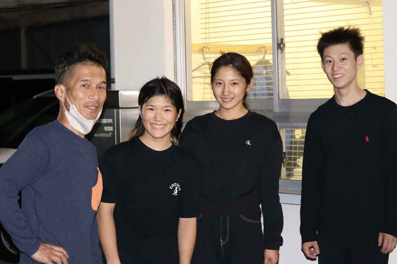 三嶌誠司（左）が11月にデビュー予定の次女さらら（左から2番目）の練習指導に訪れた。西丸敦基（右）と土屋蘭も練習をともにした（撮影・神田成史）
