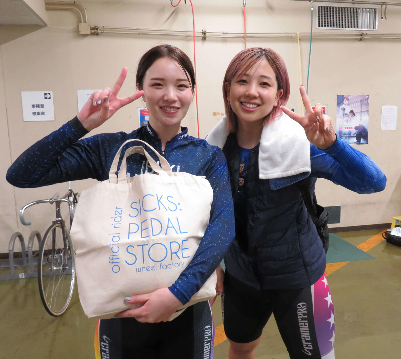 同期で仲良しの岩崎ゆみこ（右）と山口伊吹が決勝でもしのぎを削る（撮影・栗田文人）
