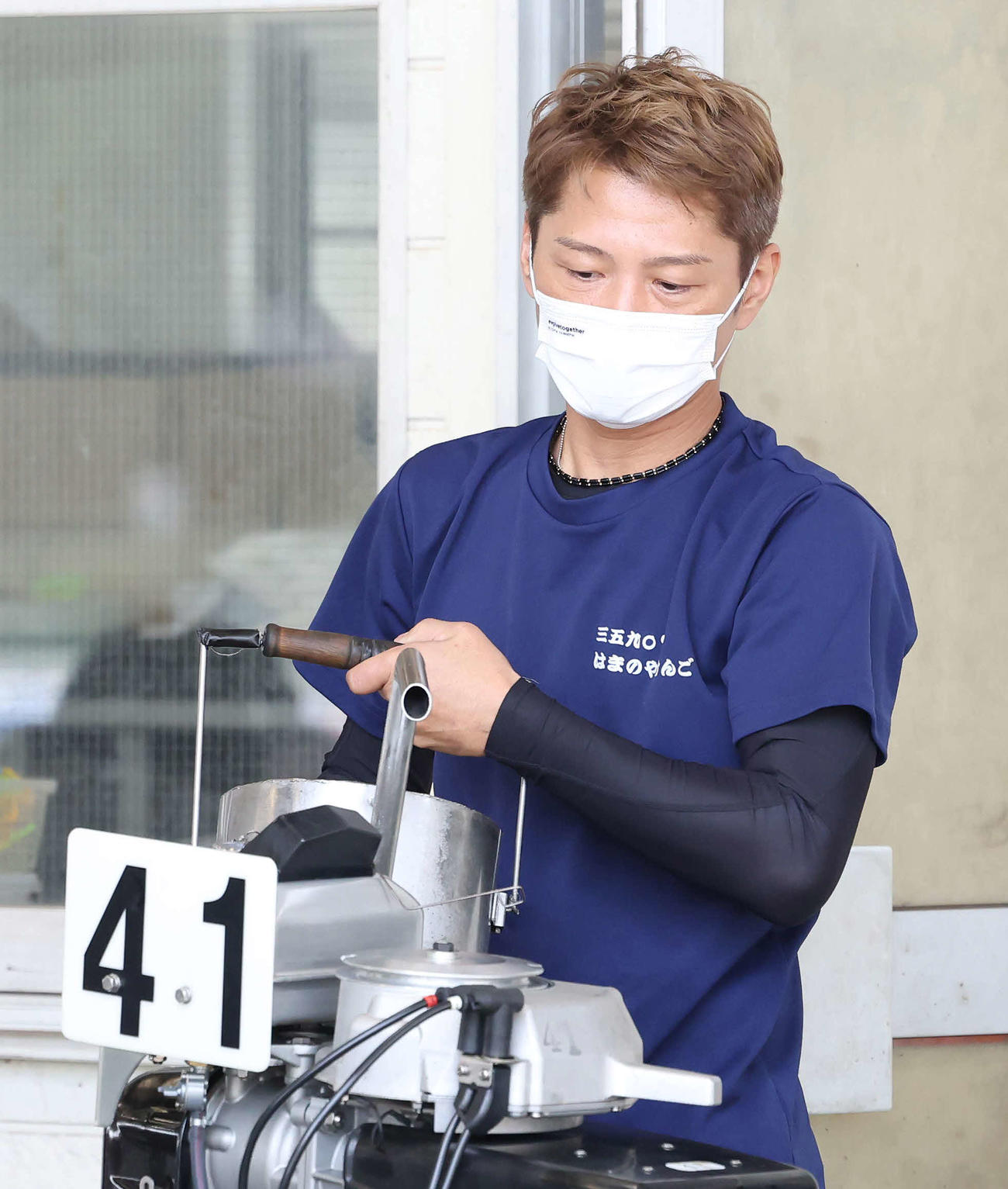 試走の準備をする浜野谷憲吾（撮影・丹羽敏通）