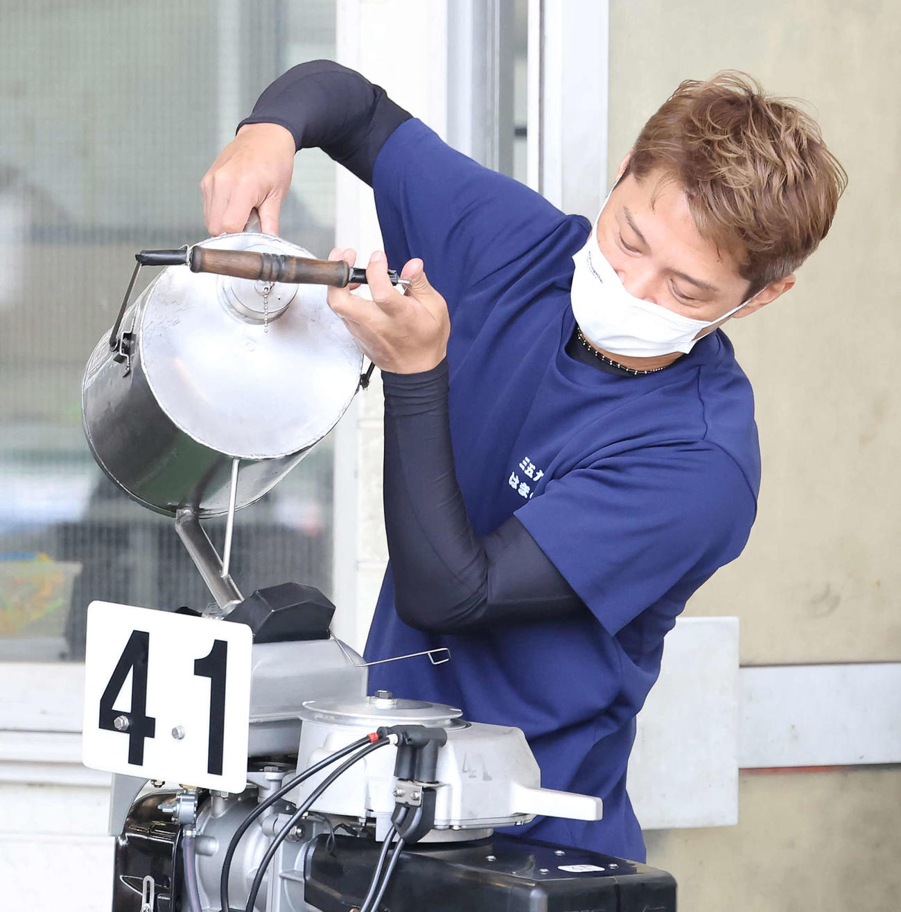 試走の準備をする浜野谷憲吾（撮影・丹羽敏通）