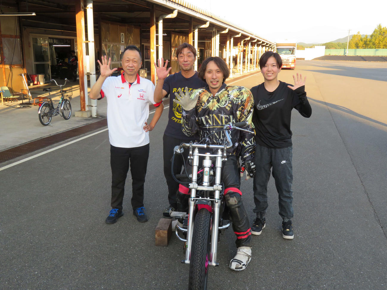 地元の岩見が選手仲間と5連勝のポーズで写真撮影