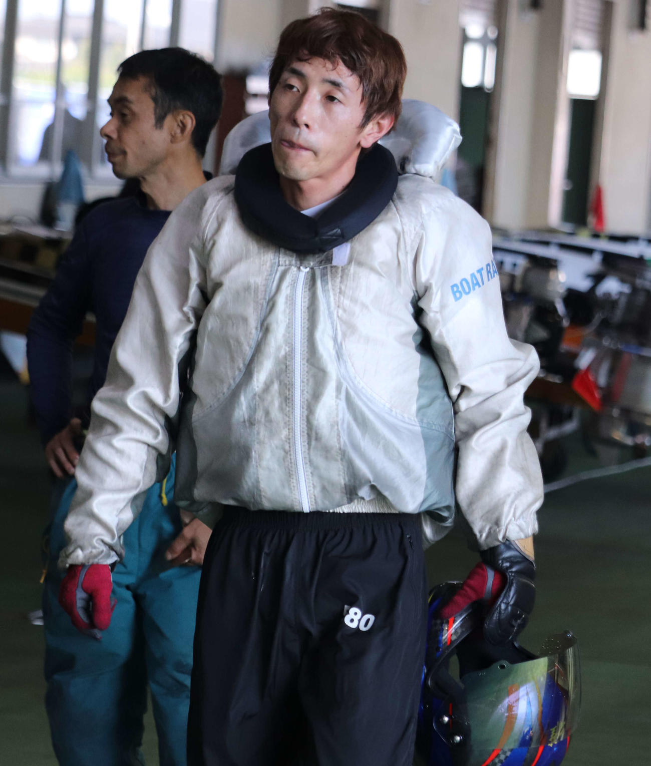 長谷川雅和が浮かぬ顔でピットに引き上げてきた