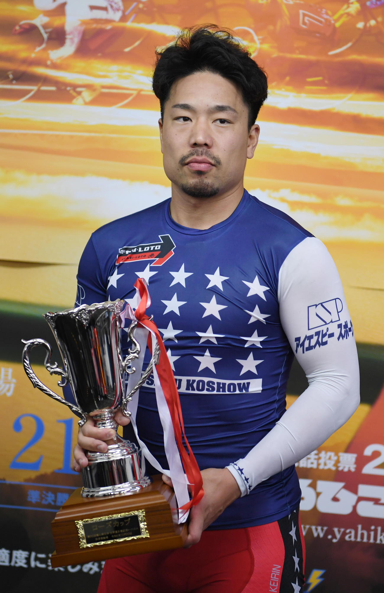 12Rローズカップで勝利し優勝杯を贈られた古性優作（撮影・柴田隆二）