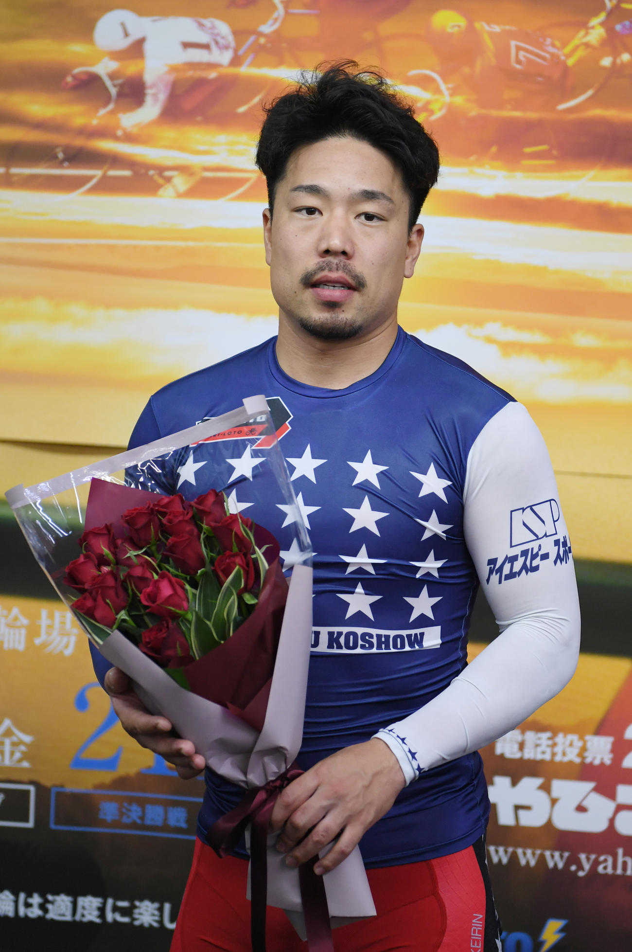 12Rローズカップで勝利した古性優作はバラの花束を贈られた（撮影・柴田隆二）
