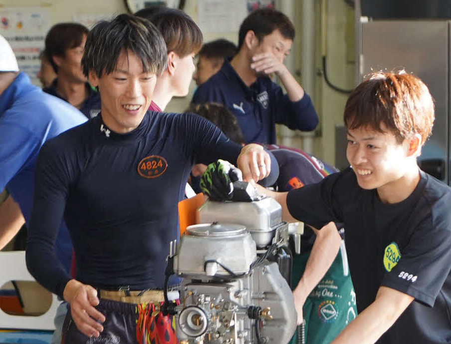 松井洪弥（左）が大好きな江戸川で初日は2、3着発進（右は豊田祥生）