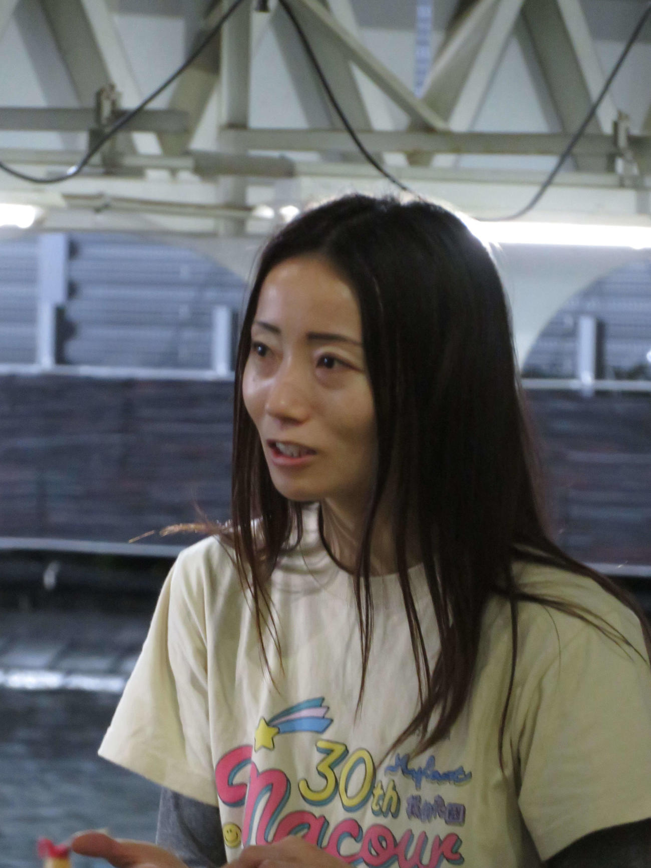 荒れ水面を乗りこなして予選突破を決めた浜田亜理沙
