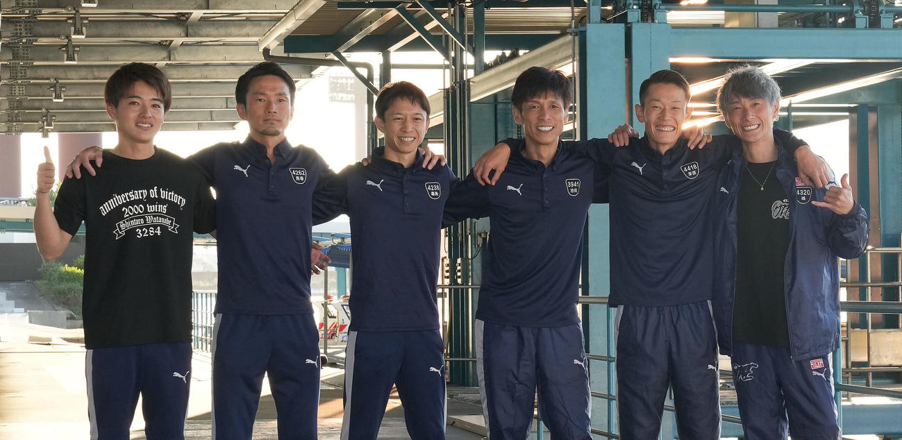 記念撮影に収まる明日のドリーム戦出場メンバー（左から）羽野直也、馬場貴也、毒島誠、池田浩二、茅原悠紀、峰竜太