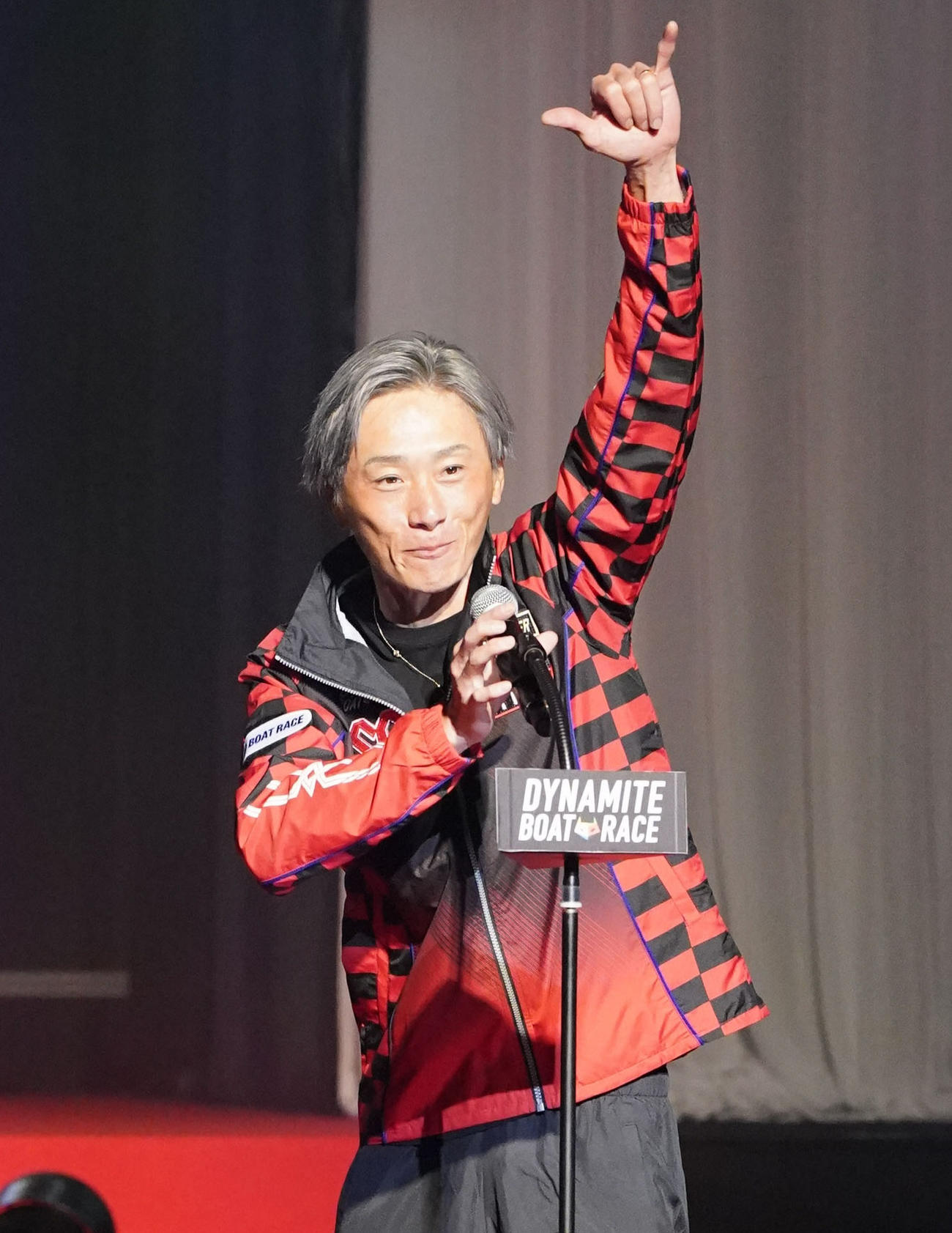 オープニングセレモニーであいさつをする峰竜太（撮影・森本幸一）