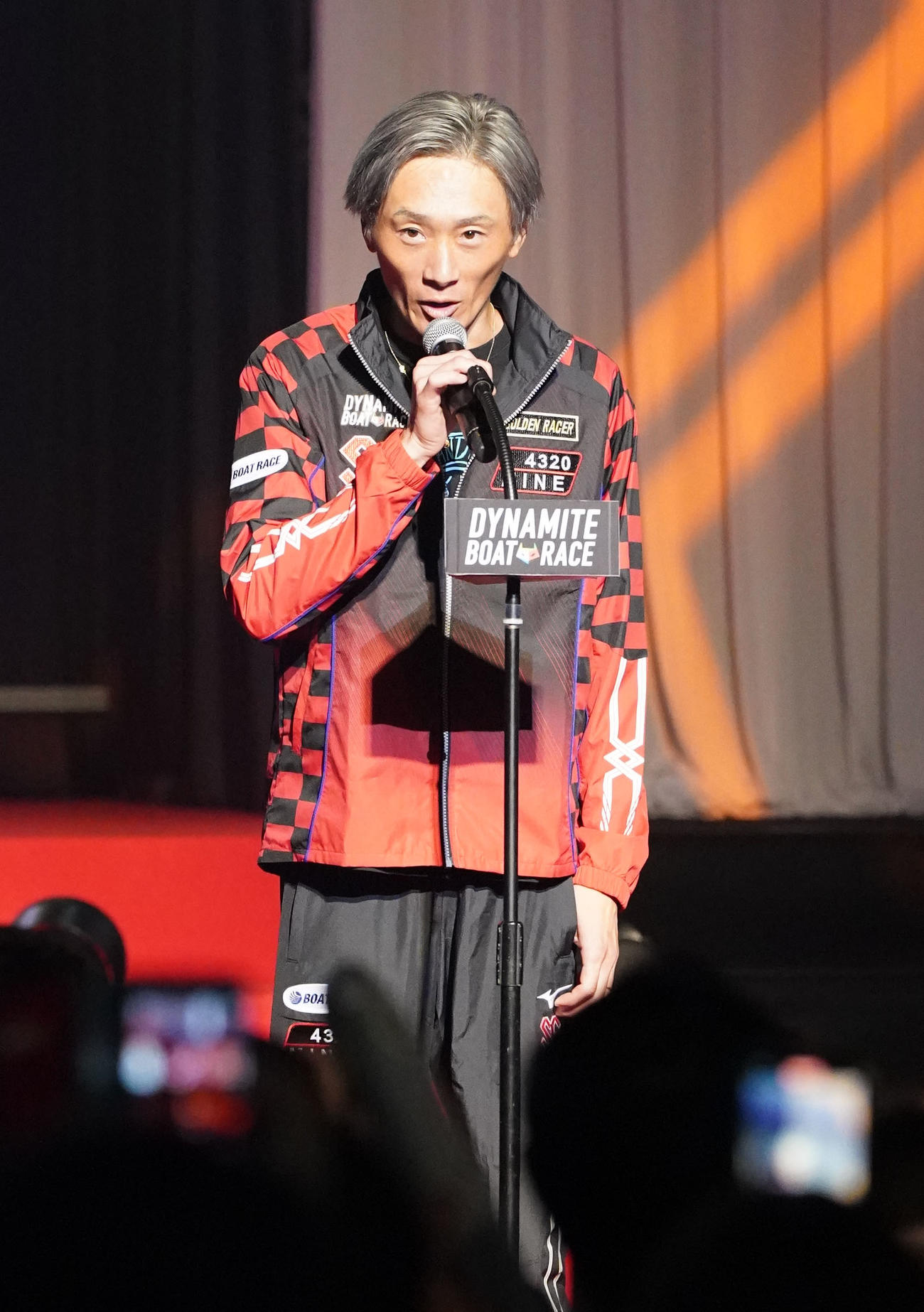 オープニングセレモニーであいさつをする峰竜太（撮影・森本幸一）