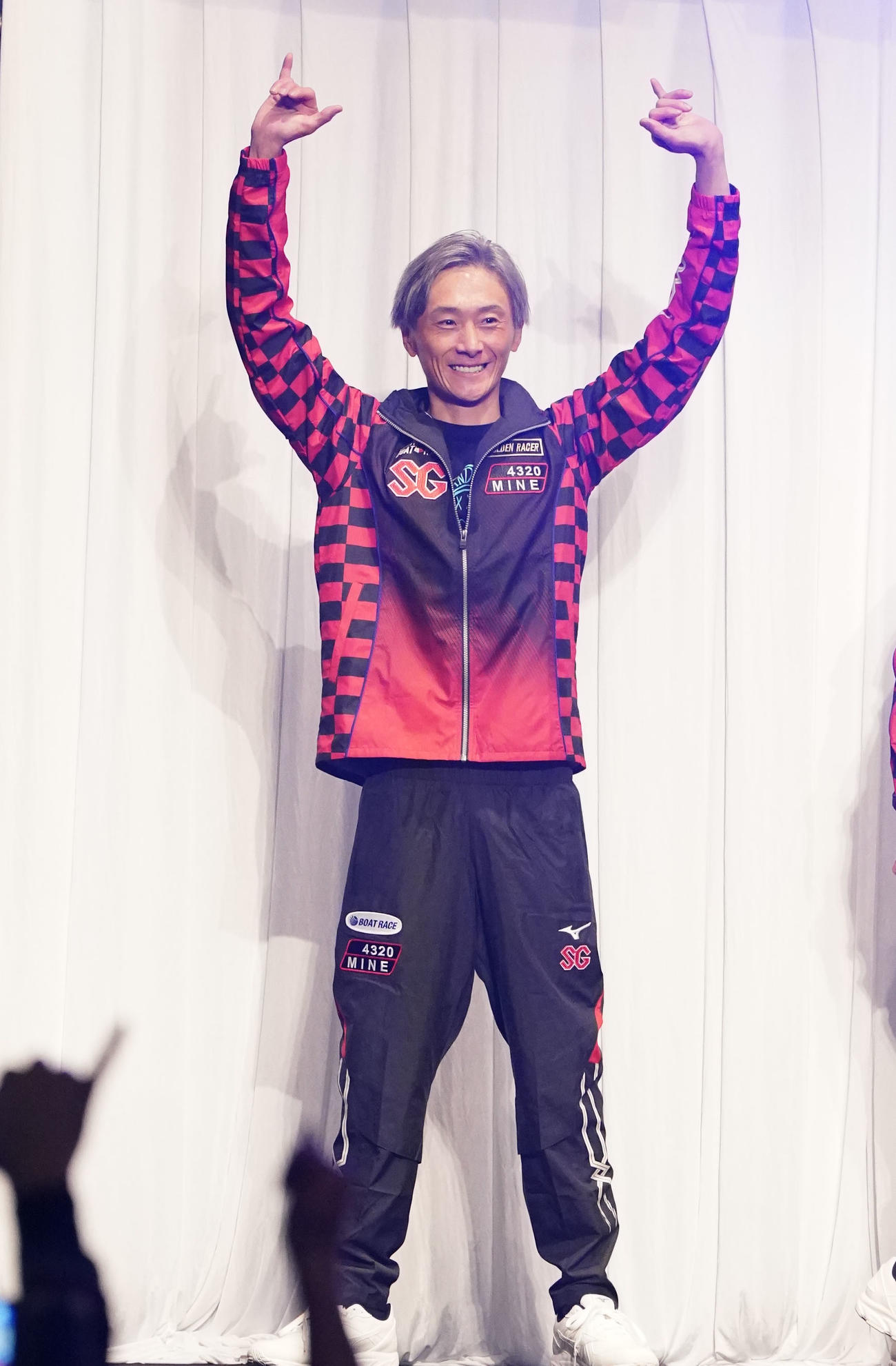 オープニングセレモニーで声援に応える峰竜太（撮影・森本幸一）